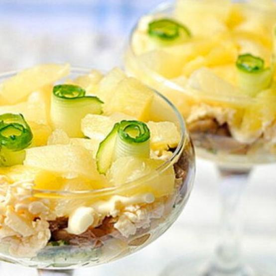 Рецепти:  Смачний кисло-солодкий салат з курячим філе та ананасами
