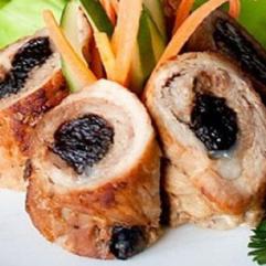 Рецепти:  Смачні пікантні рулетики зі свинини у вишневому соку