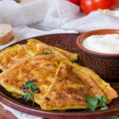 Рецепти:  Смачні ніжні млинці на пиві з курятиною, шинкою і рисом