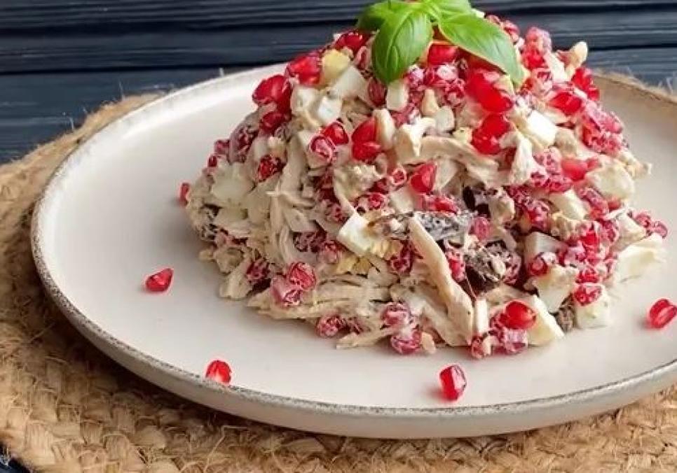 Рецепти:    Смачний цікавий пікантний гранатово-курячий салат