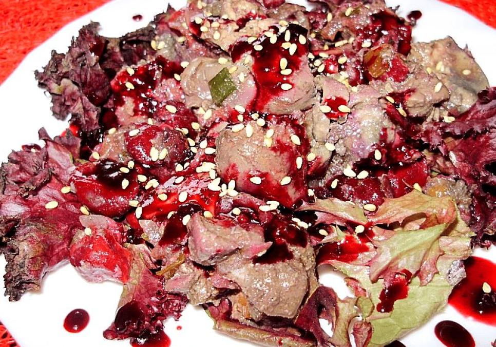 Смачний салат з печінкою та вишнями «Комплімент»