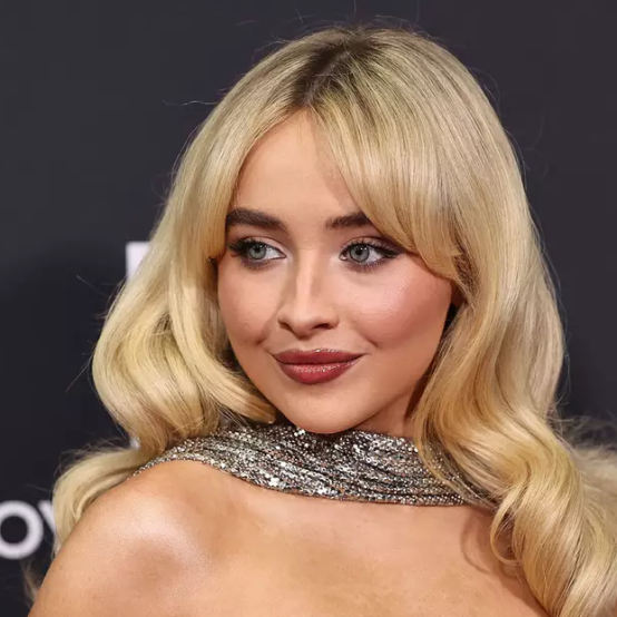 Сабріна Карпентер зачарувала публіку на червоній доріжці Brit Awards 2025