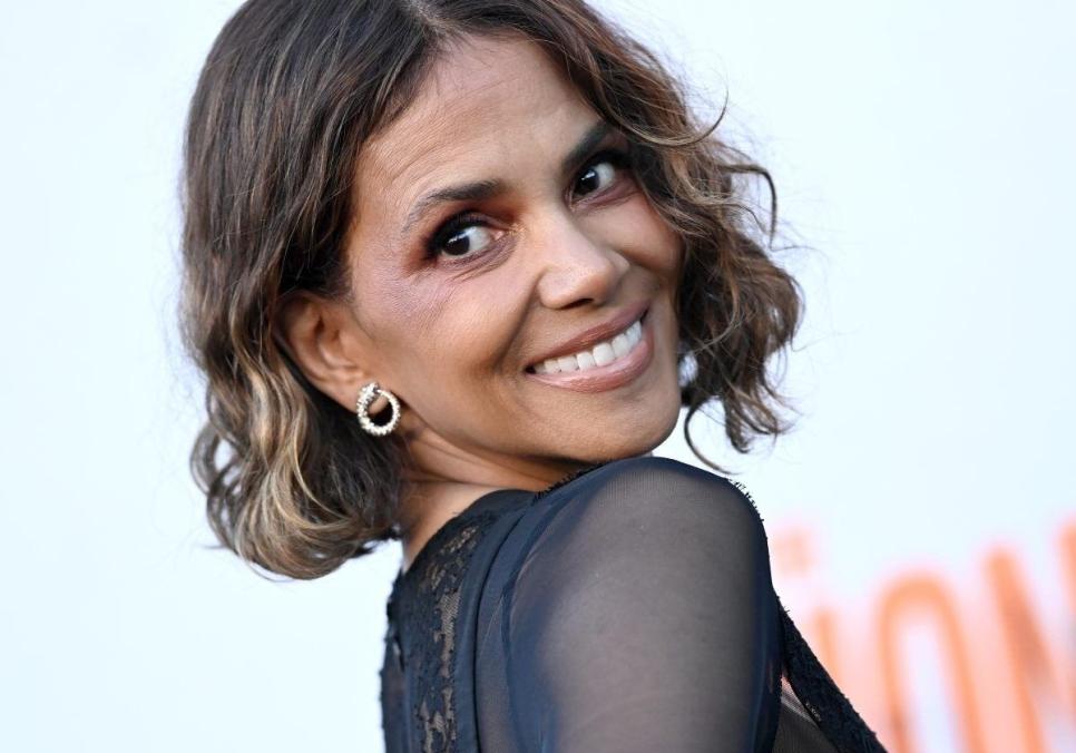 Голлі Беррі кидає виклик ейджизму в Голлівуді та знімається у прозорих сукнях для глянцю на порозі 60-річчя