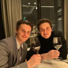 Круз Бекхем висміяв старшого брата Брукліна у своїй новій пісні про «самотнього хлопчика»