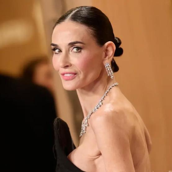 Демі Мур вразила розкішною кутюрною сукнею на червоній доріжці