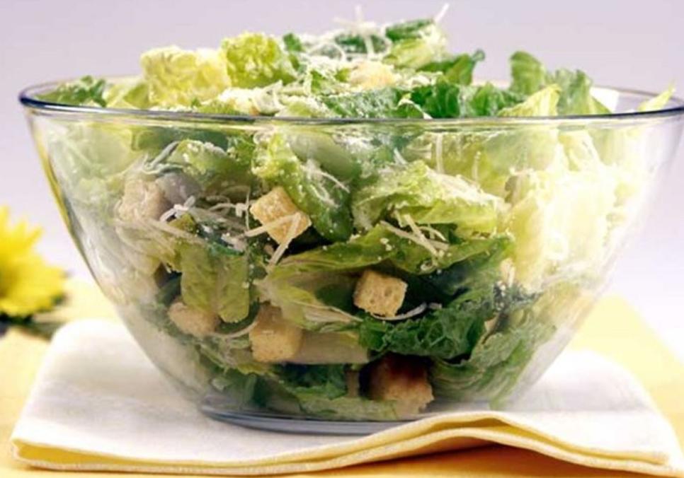 Рецепти:   Смачний домашній салат “Цезар” із курячим м’ясом