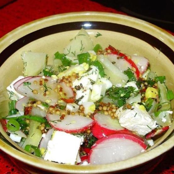 Рецепти:    Смачний домашній салат з редискою та бринзою