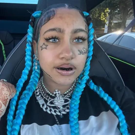 Норт Вест епатувала фанатів екстремальним манікюром із пірсингом