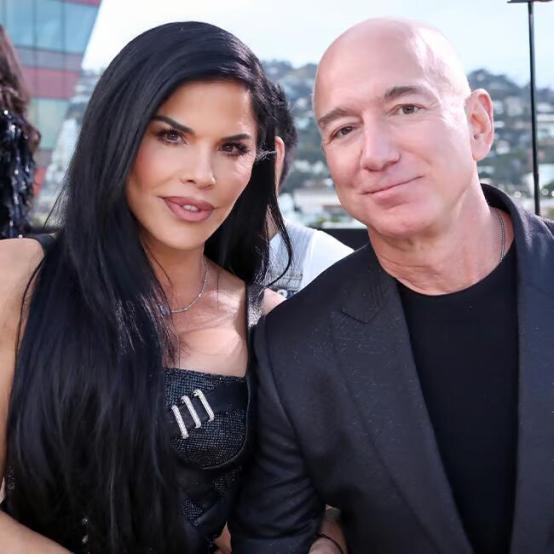 Джефф Безос та Лорен Санчес знову опинилися в центрі уваги під час виходу в Нью-Йорку