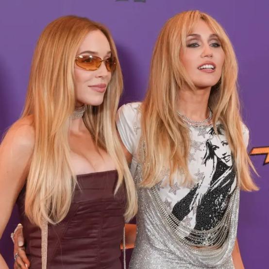 Майлі Сайрус назвала ведучу Call Her Daddy своєю «моторошною» сусідкою
