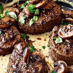 Рецепти:  Смачне апетитне філе міньйон із грибним соусом