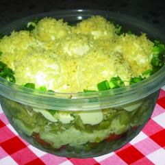 Рецепти:   Смачний домашній святковий салат з фаршированими яйцями