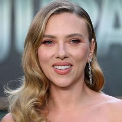 Скарлетт Йоганссон підкорила шанувальників гарячим образом у тропічному стилі