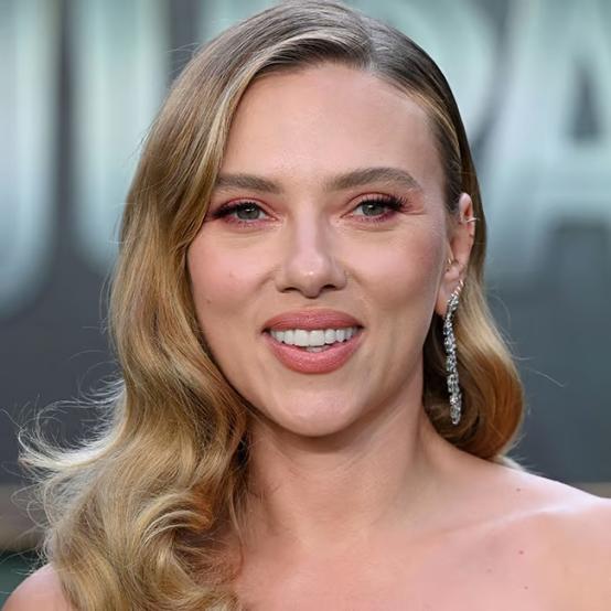 Скарлетт Йоганссон підкорила шанувальників гарячим образом у тропічному стилі