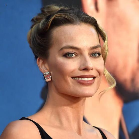 Марго Роббі продемонструвала новий короткий боб та вечірній ромпер