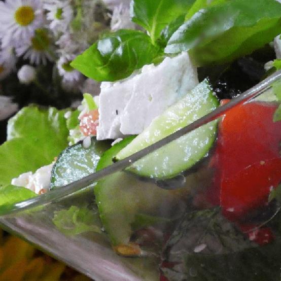 Рецепти:   Смачний ароматний овочевий салат з базиліком