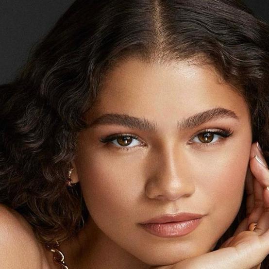 Зендая підкорює світ у весільних образах, просуваючи новий фільм «Драма»