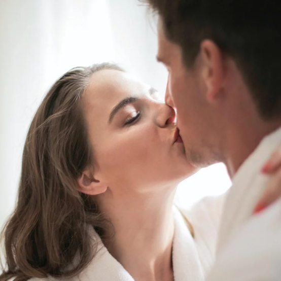 КАВА НА ПІСКУ  ТА КВИТКИ В ОДИН БІК