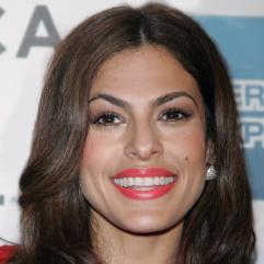 Єва Мендес підкорила мережу яскравим весняним образом у зеленій сукні