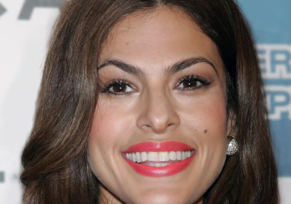 Єва Мендес підкорила мережу яскравим весняним образом у зеленій сукні