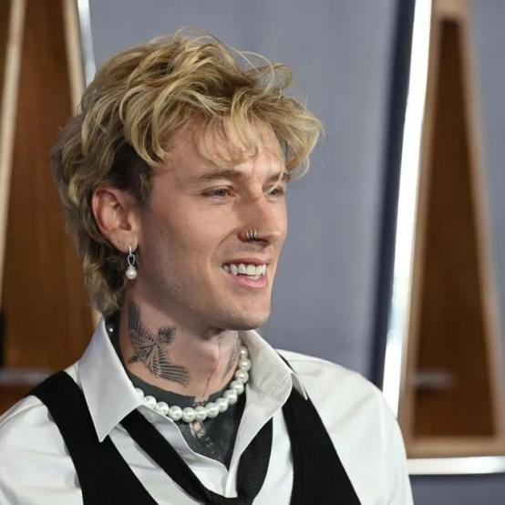 Колсон Бейкер виправляв папараці під час прогулянки з донькою в Парижі