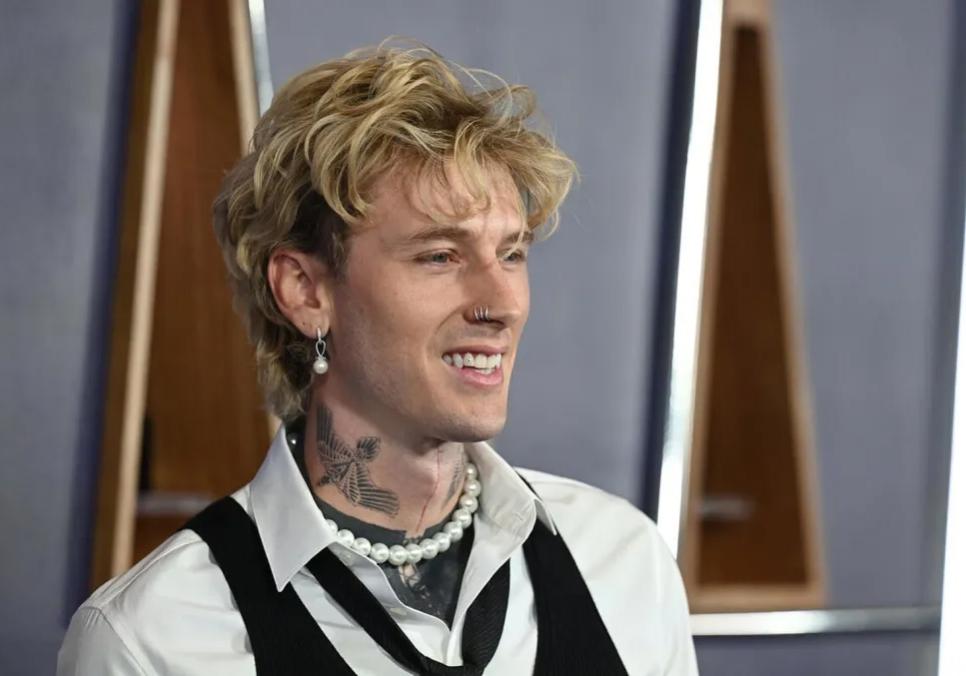 Колсон Бейкер виправляв папараці під час прогулянки з донькою в Парижі