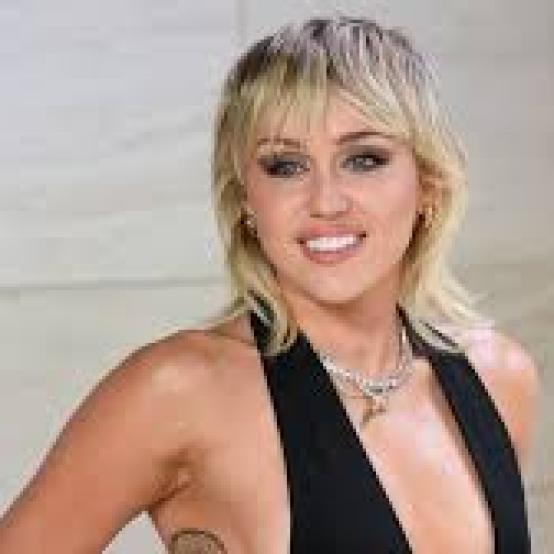 Майлі Сайрус: блискуча поява в Saint Laurent та діамантове сяйво на «Золотому глобусі 2026»