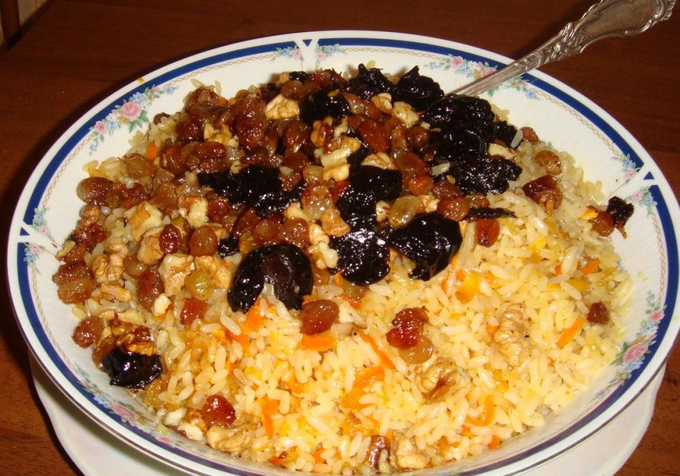 Рецепти:   Смачний домашній пікантний плов із сухофруктами