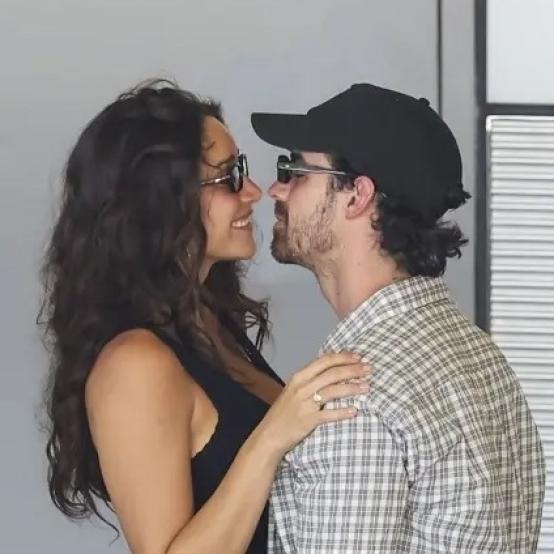 Джо Джонас та Тетяна Габріела продемонстрували почуття в аеропорту