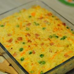 Рецепти:   Смачна ситна рисова запіканка з шинкою і горошком