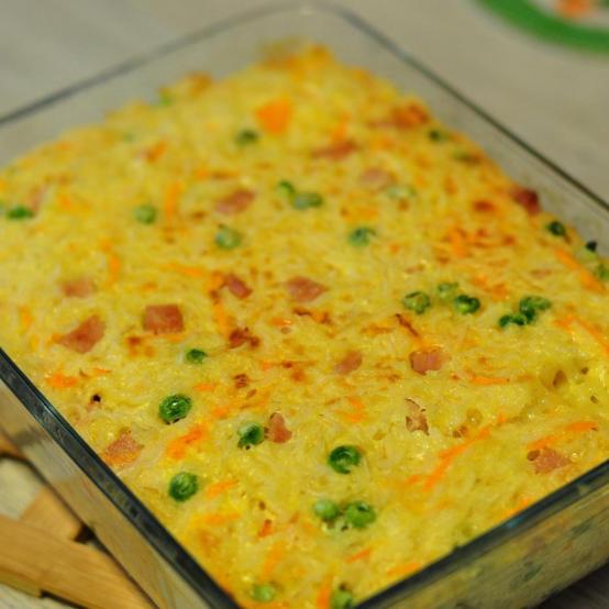 Рецепти:   Смачна ситна рисова запіканка з шинкою і горошком