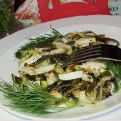 Рецепти:   Смачний поживний салат з морської капусти із курячим філе