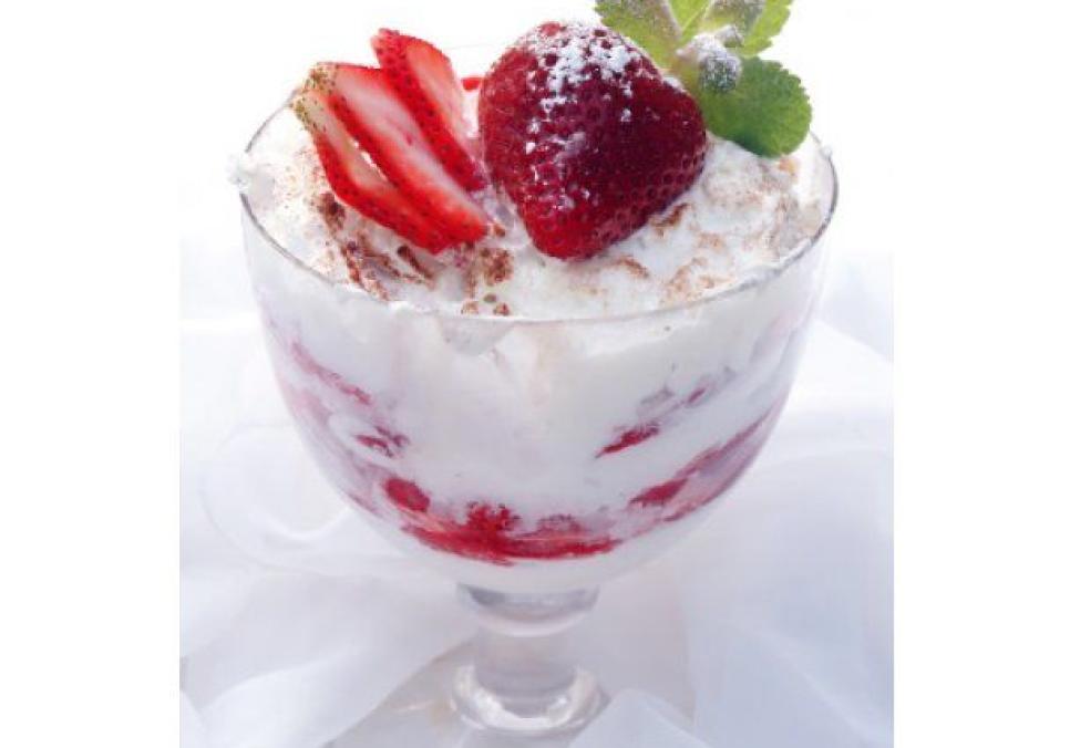 Рецепти:   Смачний домашній десерт  «Полуниця під снігом»