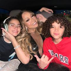 Зірка Мерая Кері в золотистій піжамі зірвала прямий ефір сина