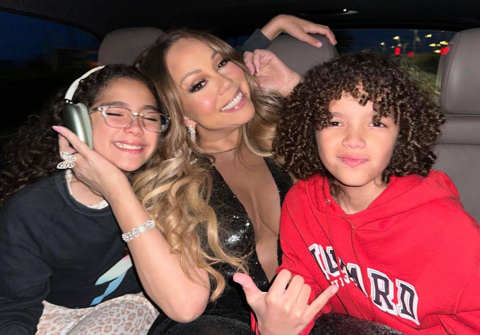 Зірка Мерая Кері в золотистій піжамі зірвала прямий ефір сина