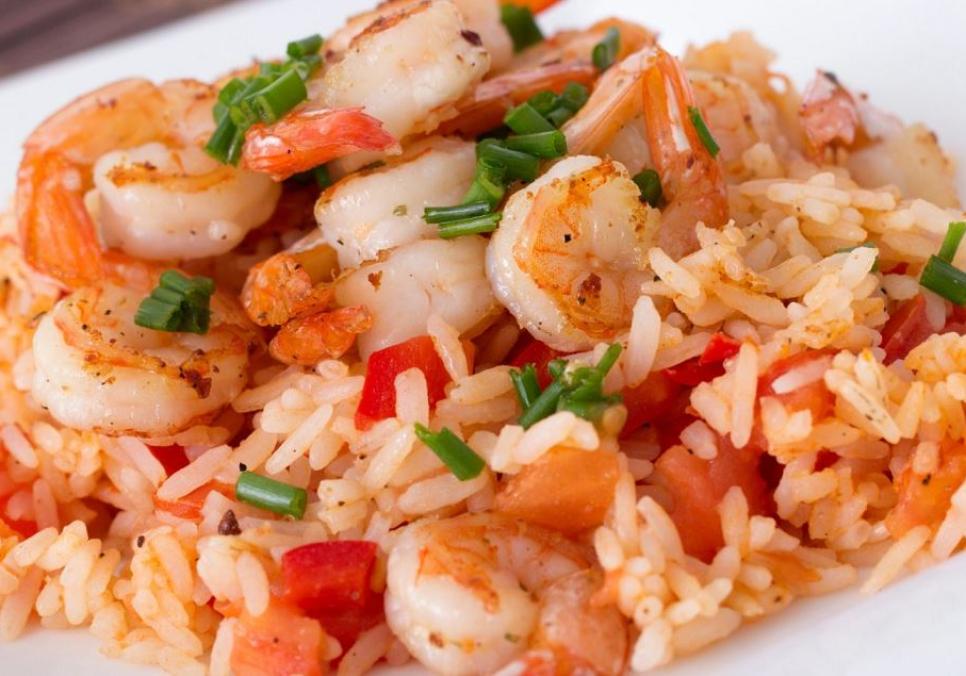 Рецепти:   Смачний поживний домашній салат з рисом та креветками