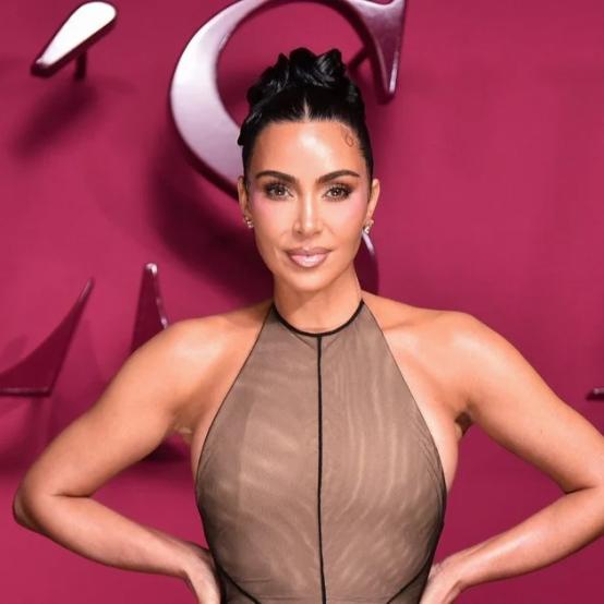 Кім Кардаш'ян приголомшила образом розкішної танцівниці на зйомках нової комедії