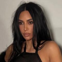 Кім Кардаш’ян потрапила під шквал критики PETA через чотирьох цуценят