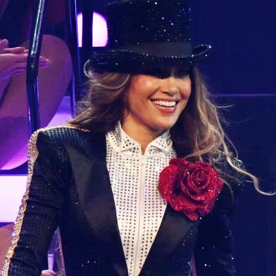 Дженніфер Лопес продемонструвала незламність після падіння на сцені