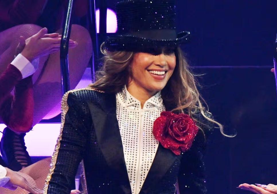 Дженніфер Лопес продемонструвала незламність після падіння на сцені