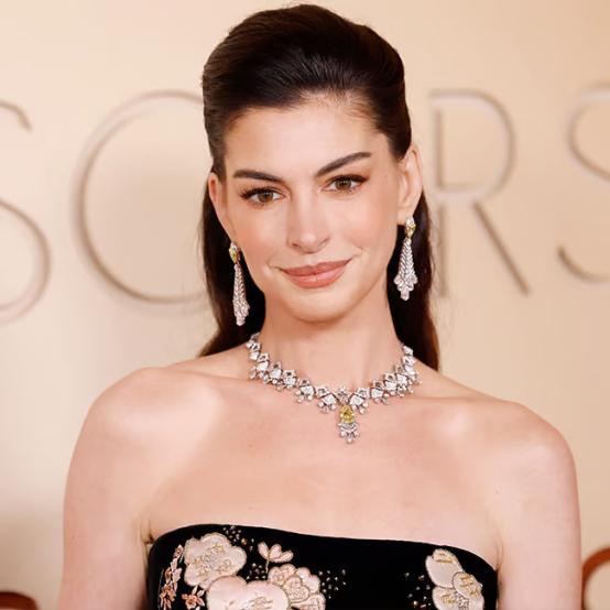 Енн Гетевей підкорила Мілан ефектною появою в багряній сукні