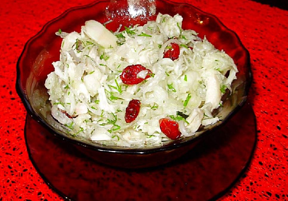 Рецепти:  Смачний домашній салат із капустою, курятиною та грушею