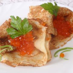 Рецепти:   Смачні апетитні домашні млинці із червоною ікрою