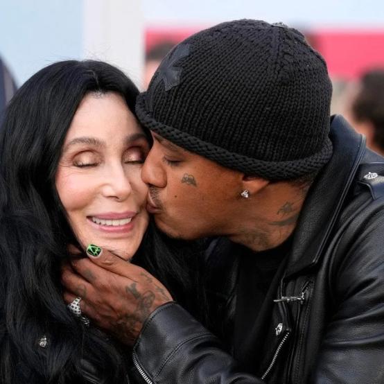 Шер спровокувала чутки про таємне весілля під час урочистостей свого сина