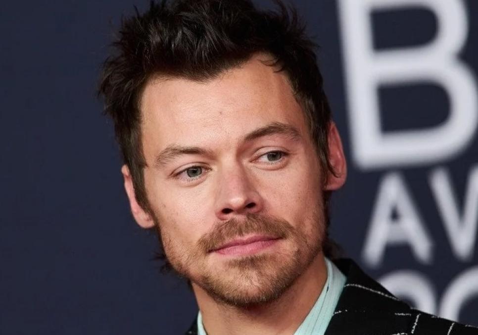 Гаррі Стайлз приголомшив фанатів бійкою та танцями у новому кліпі Aperture