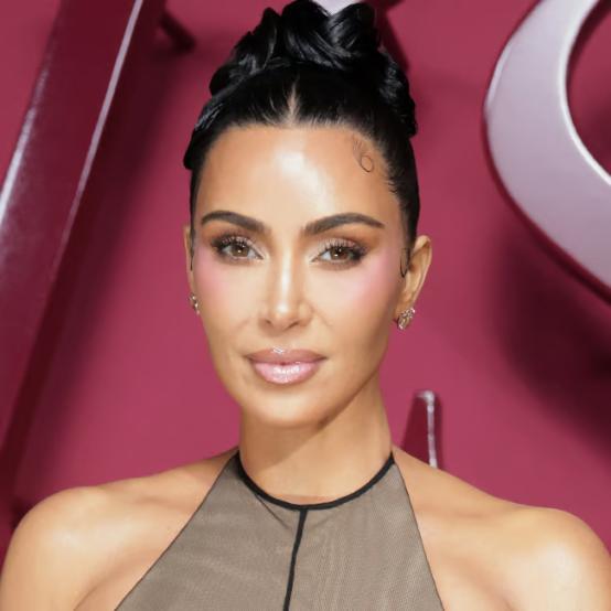 Кім Кардаш'ян опинилася в центрі скандалу через благодійний аукціон свого кіногардероба