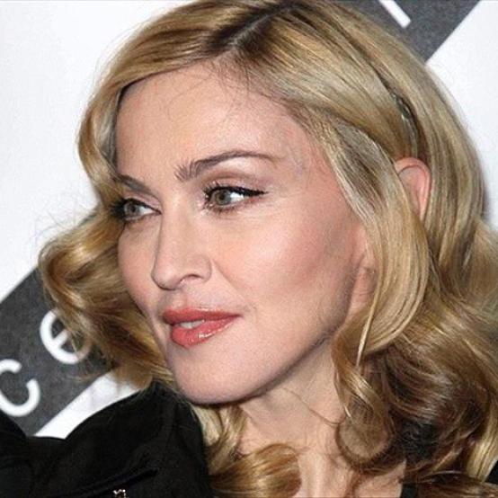 Мадонна отримала позов до суду за демонстрацію «порнографії»