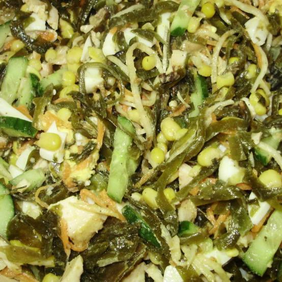 Рецепти салатів: Салат із курячим філе, морською капустою і огірками