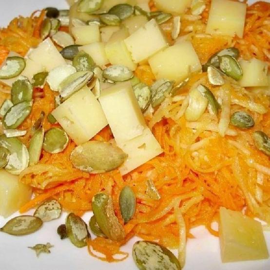 Рецепти салатів: Салат морквяно-селеровий із гарбузовим насінням