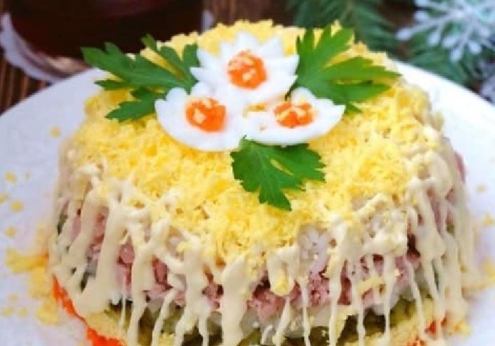 Рецепти:  Смачний поживний салат з тунцем та огірками